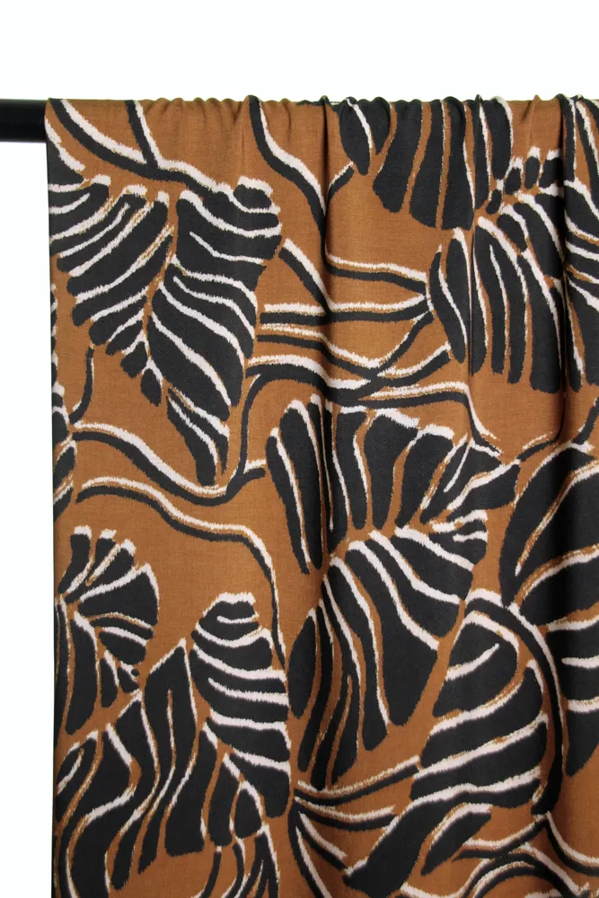 Pecanbruine viscose met zwarte bladeren - Atelier Jupe